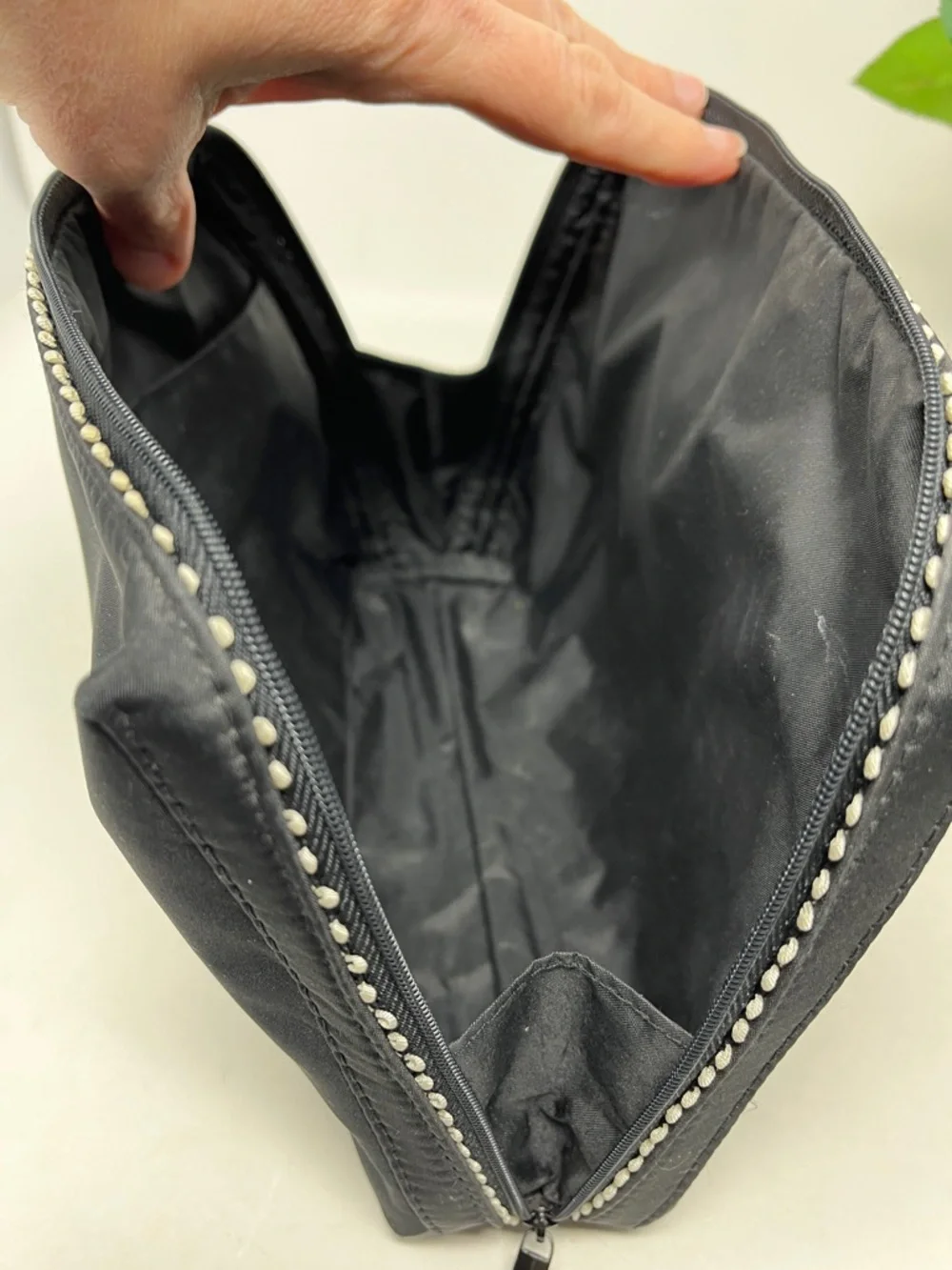 CHANEL PARFUMS ZIPPER COSMETIC POUCH BLACK WITH WHITE TRIM BONUS CRÈME SHOP EYE
